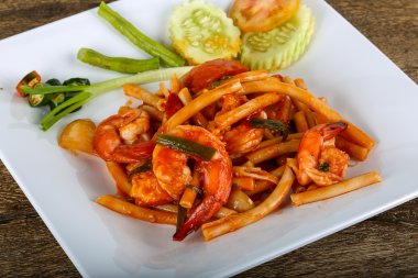 Deniz ürünleri ile baharatlı makarna