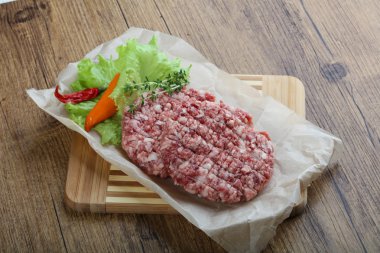 Çiğ burger pirzola