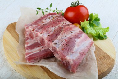 Çiğ domuz kaburgası