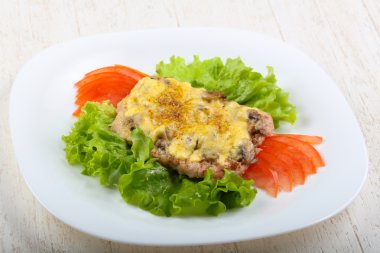 Domuz eti biftek mantar ve peynir ile