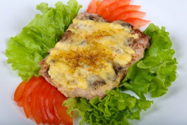 Domuz eti biftek mantar ve peynir ile