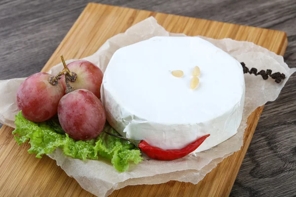 Delicioso queijo Brie — Fotografia de Stock