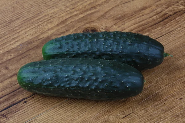 Twee groene komkommers — Stockfoto