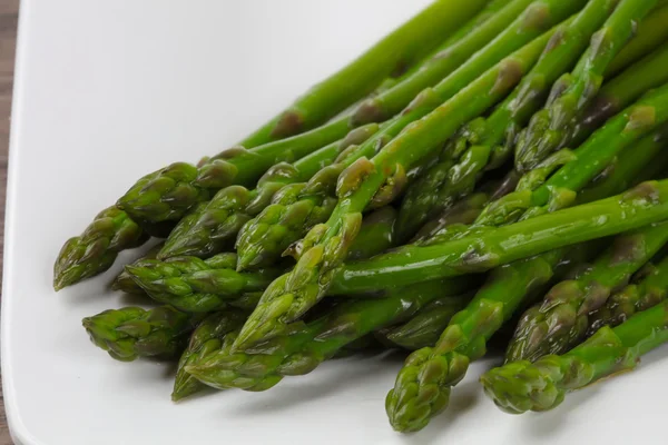 Gekookte asperges met olijfolie — Stockfoto