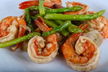 Kızarmış karides ve kuşkonmaz