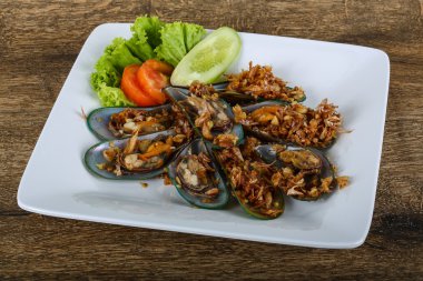 Taze midye sarımsak ile