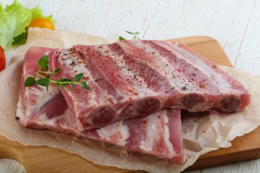 Çiğ domuz kaburgası