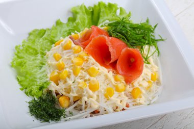 lezzetli salata somon ile