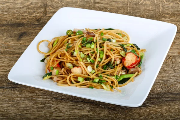 Aziatische pasta met zeevruchten — Stockfoto