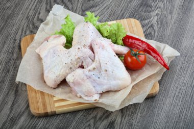 Çiğ tavuk kanadı.