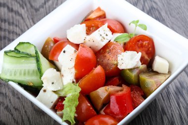 mozzarella, domates ve salatalıklı salata