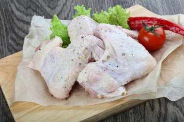 Çiğ tavuk kanadı.