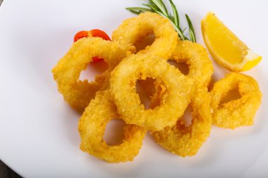 Kızarmış kalamar halkaları