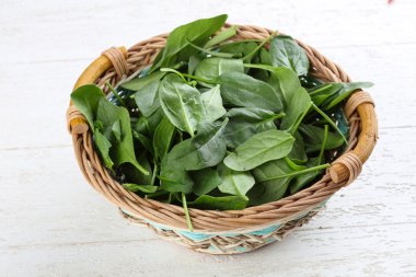 Ispanak yaprakları sepet