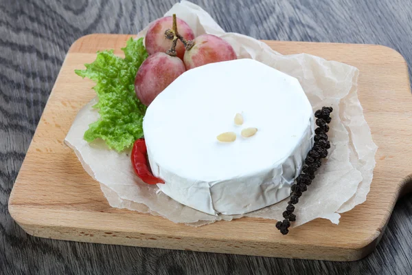 Delicioso queijo Brie — Fotografia de Stock