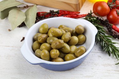 kabın içinde yeşil zeytin