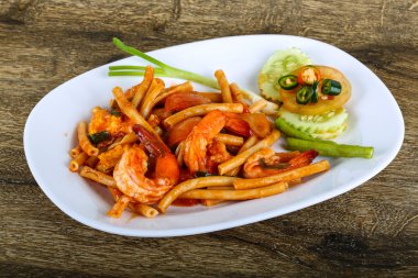 Deniz ürünleri ile baharatlı makarna