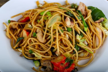 Deniz ürünleri ile Asya makarna