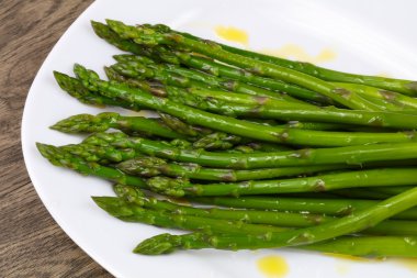 Zeytinyağı ile haşlanmış kuşkonmaz