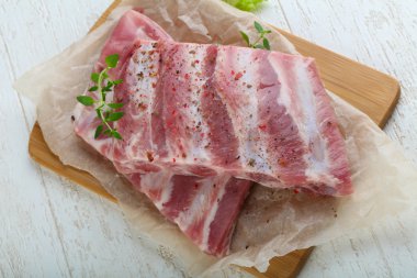 Çiğ domuz kaburgası