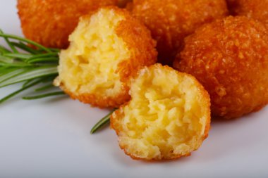 İştah açıcı peynir topları