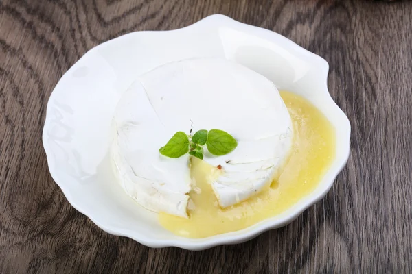 Печёный сыр бри — стоковое фото