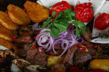 Kızarmış et ve sebze.