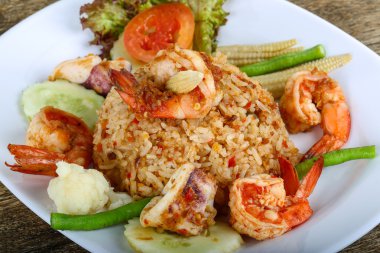 Kızarmış pilav ve deniz ürünleri.