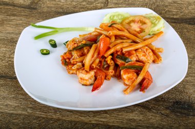 Deniz ürünleri ile baharatlı makarna