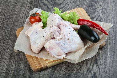 Çiğ tavuk kanadı.