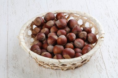 Olgun fındık sepeti