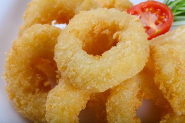 Kızarmış kalamar halkaları