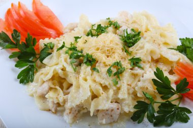 Kremalı makarna tavuk ile