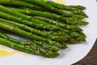 Zeytinyağı ile haşlanmış kuşkonmaz 