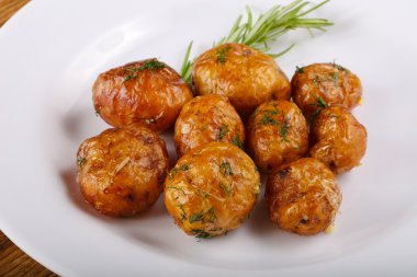 Genç fırında patates