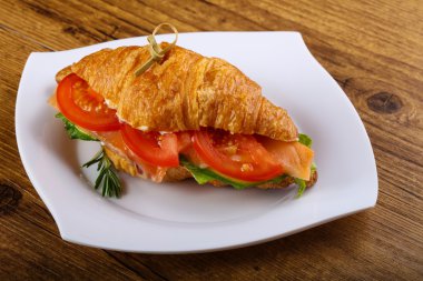 Somon ile lezzetli kruvasan