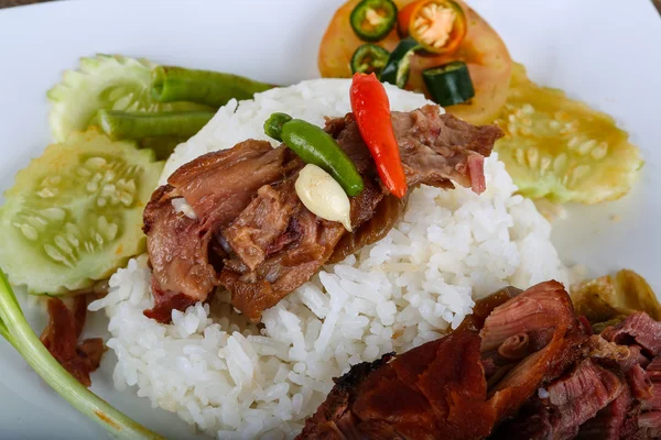 Daging babi dengan nasi rebus — Stok Foto