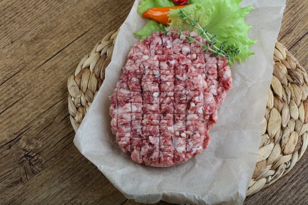 Rohe Burger-Schnitzel — Stockfoto