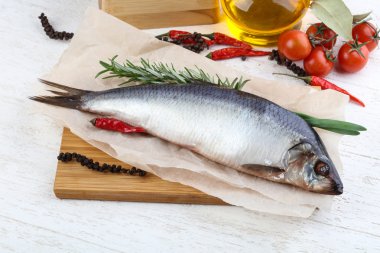 Soğan ve biberiye ile ringa balığı