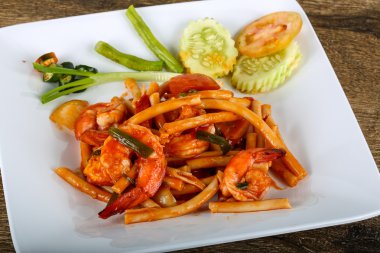 Deniz ürünleri ile baharatlı makarna