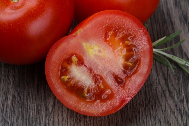 Taze olgun domatesler