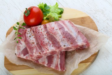 Çiğ domuz kaburgası