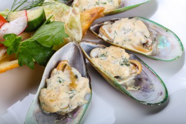 Krema soslu fırında midye