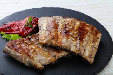 Izgara domuz pirzolası.