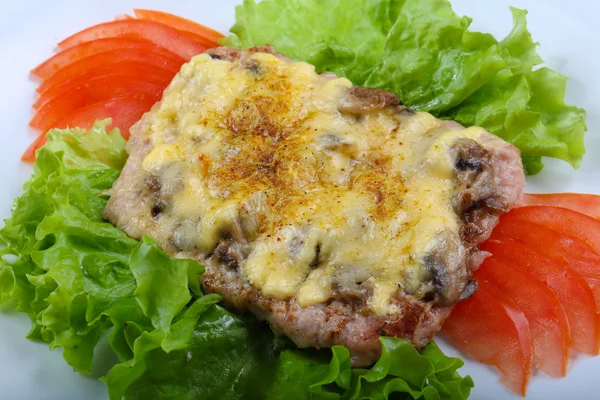 Steak de porc aux champignons et fromage — Photo