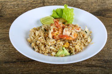 Kızarmış pirinç ve karides.