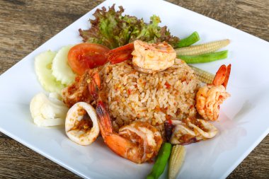 Kızarmış pilav ve deniz ürünleri.