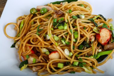 Deniz ürünleri ile Asya makarna