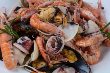 Deniz ürünleri kokteyl meze