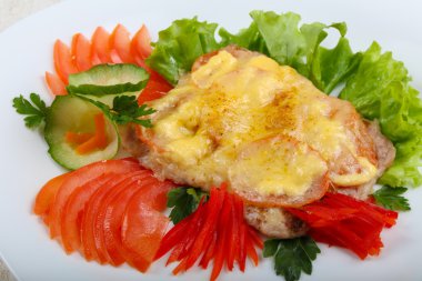 Domuz eti biftek domates ve peynir ile